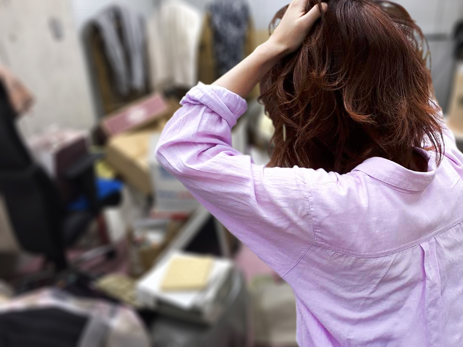 ごみの前で女性が頭を抱え込む
