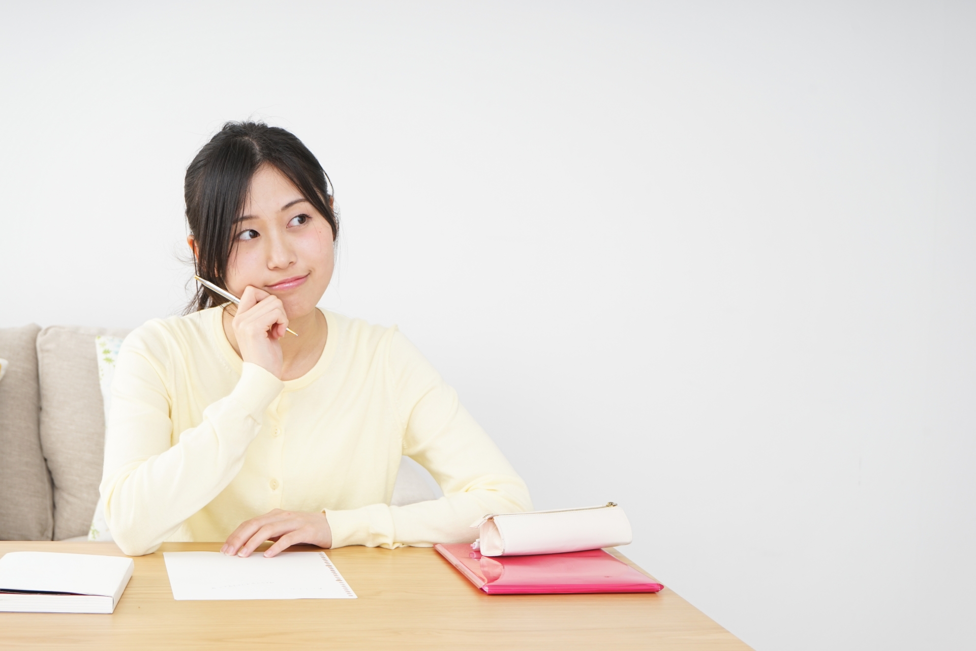 机で女性が勉強している
